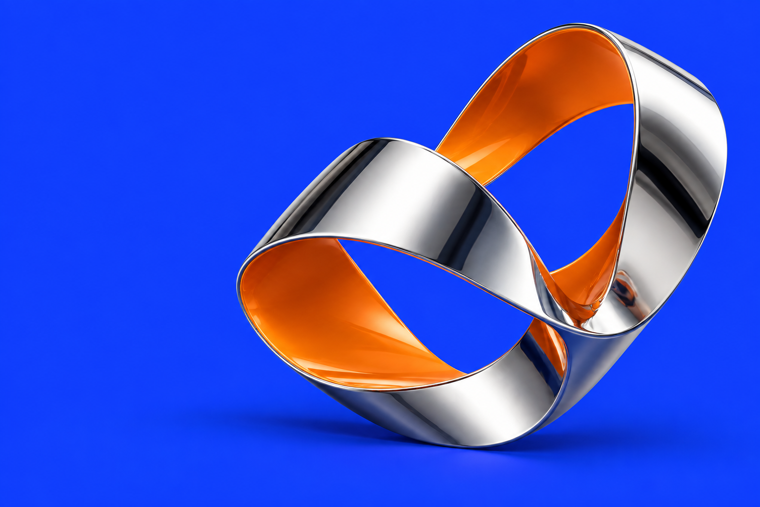 Plastisch gefaltetes Chromband mit orangefarbenen Flächen auf Kobaltblau